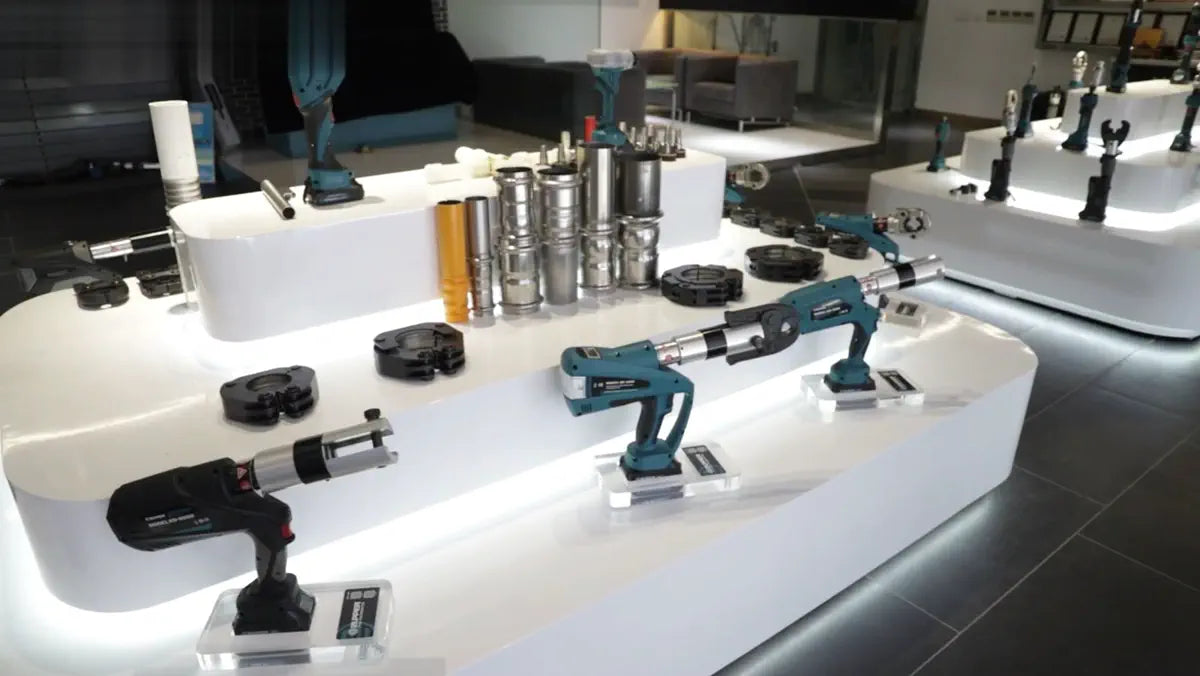 ZUPPER tools, jaws, rings, batteries, and kit components
